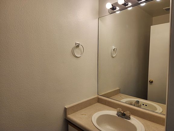 4th image of 404 Valley Cir APT C