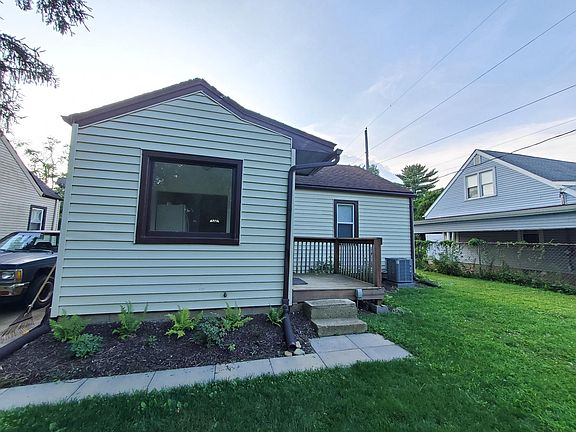 4th image of 1990 Brentnell Ave