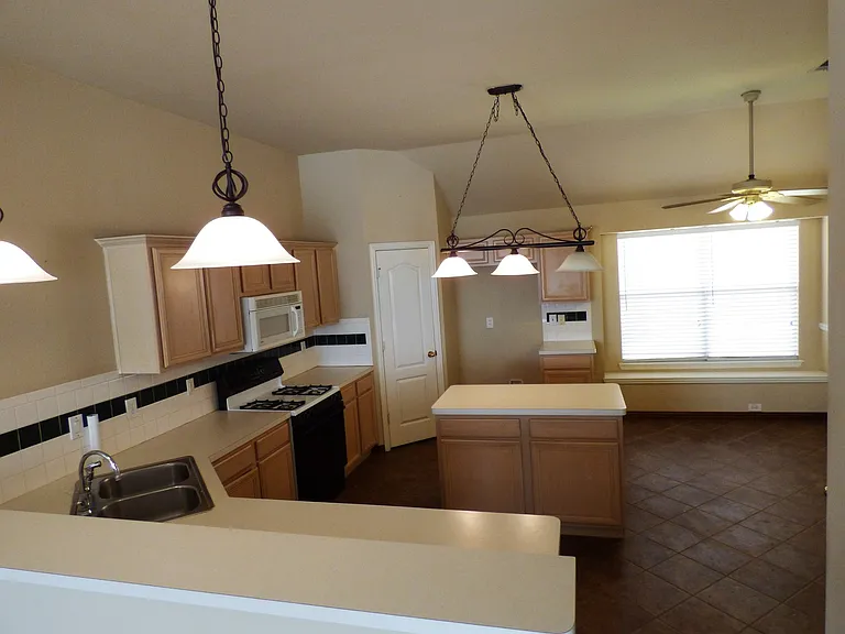 5001 Lake Crest Dr — Photo 7