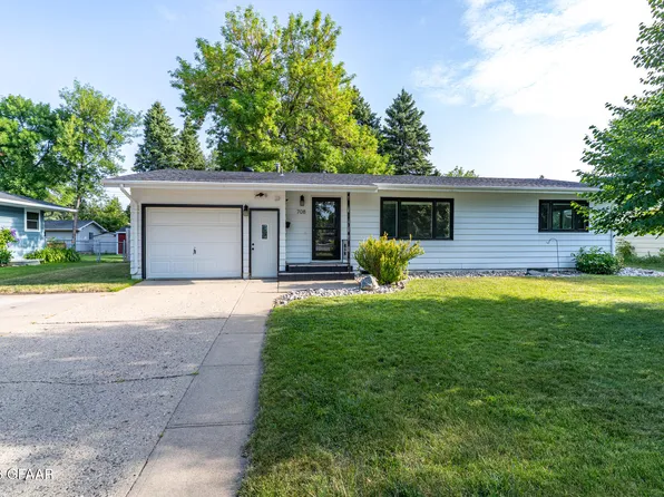 708 28th Ave S, Grand Forks, ND 58201