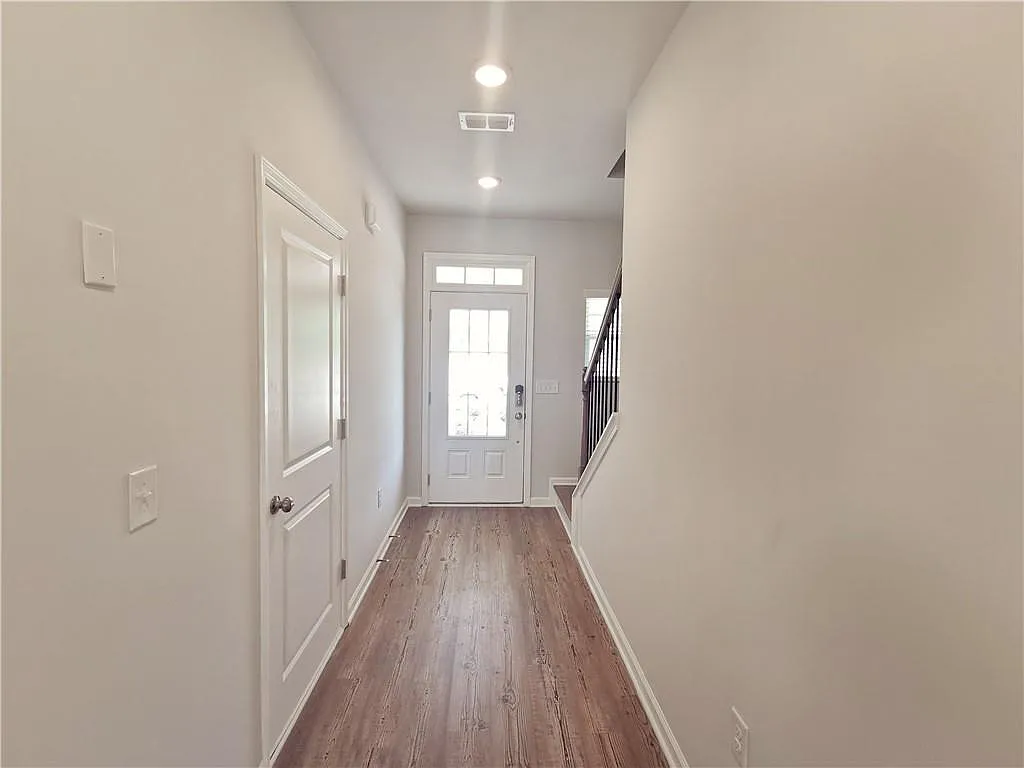 5 bed, 3.0 bath, 2540 sqft, $2,690 — Photo 3