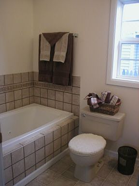 Jacuzzi tub w/ ceramic tile tub surround