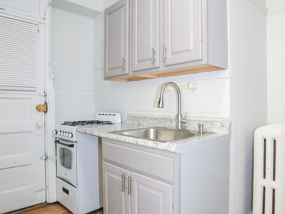 1st image of 654 W Oakdale Ave APT 2S