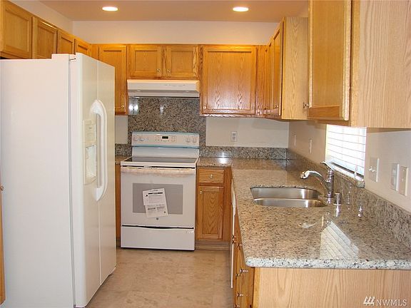 2nd image of 1072 NE Beaumont Ln