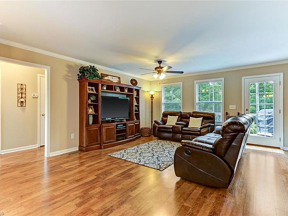 5th image of 319 Twin Creeks Dr