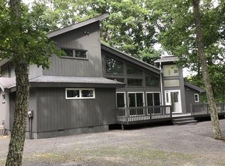 219 Broadmoor Dr, Lords Valley, PA 18428
