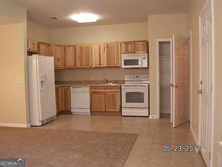 7400 Courtyard Dr — Photo 3