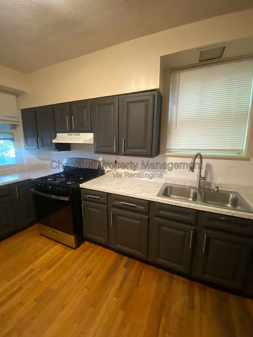 2 bed, 1.0 bath, $1,095 — Photo 2