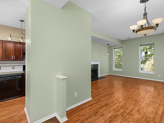 3rd image of 1825 Lasalle St