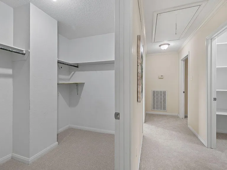 1400 Oak Hollow Dr — Photo 45