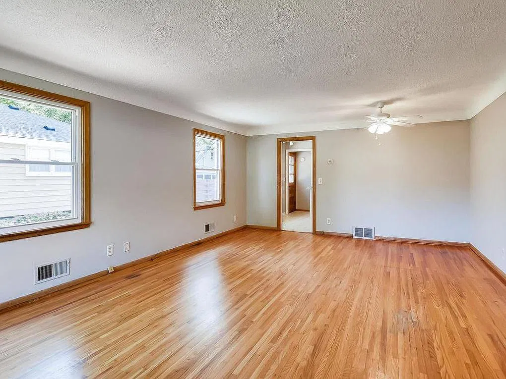 4 bed, 2300 sqft, $3,200 — Photo 4
