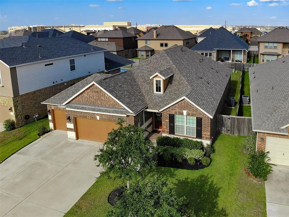 Welcome to 4118 Lodge Ranch Ct. on a quiet cul-de-sac street in Churchill Farms