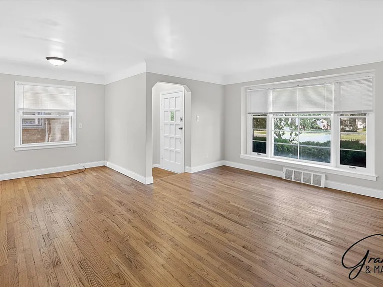8254 W Pkwy — Photo 2