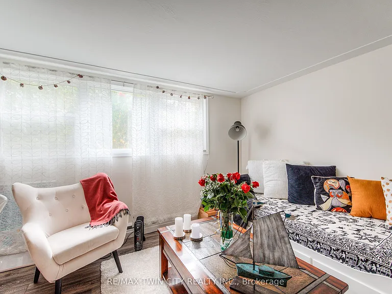 132 Allen St E #1 — Photo 13