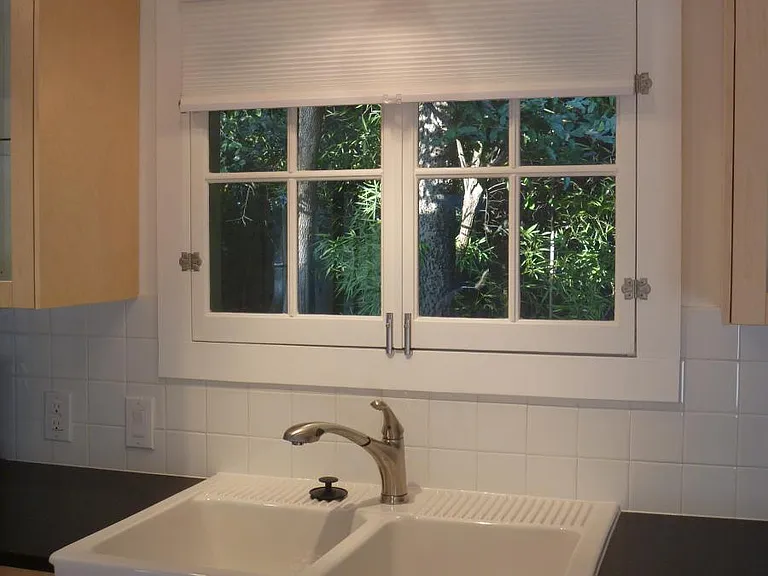 Kitchen sink and dishwasher