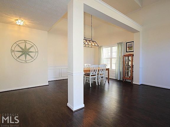 4th image of 90 Woodmont Ln