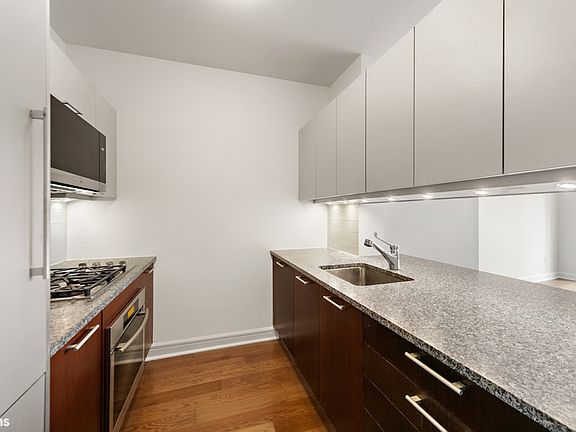 5th image of 100 Riverside Blvd APT 14B