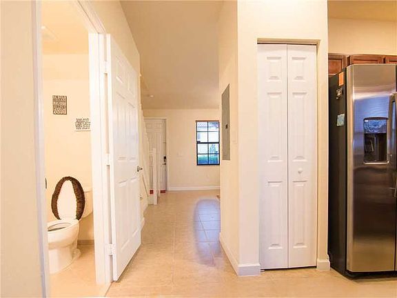 4th image of 454 SE 32nd Ave #454