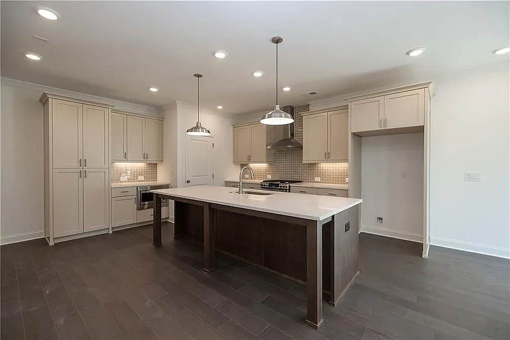 3 bed, 2.5 bath, 2010 sqft, $2,900 — Photo 4