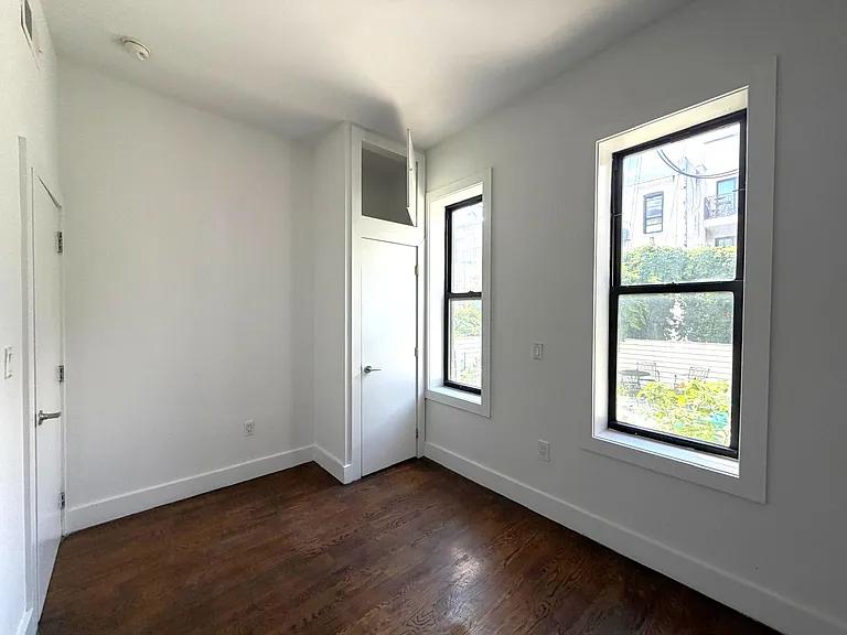 285 Cornelia St #1R — Photo 10