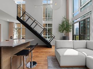 988 Richards St #403, Vancouver, BC V6B 8R2