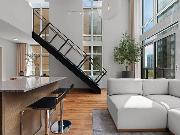 988 Richards St #403, Vancouver, BC V6B 8R2