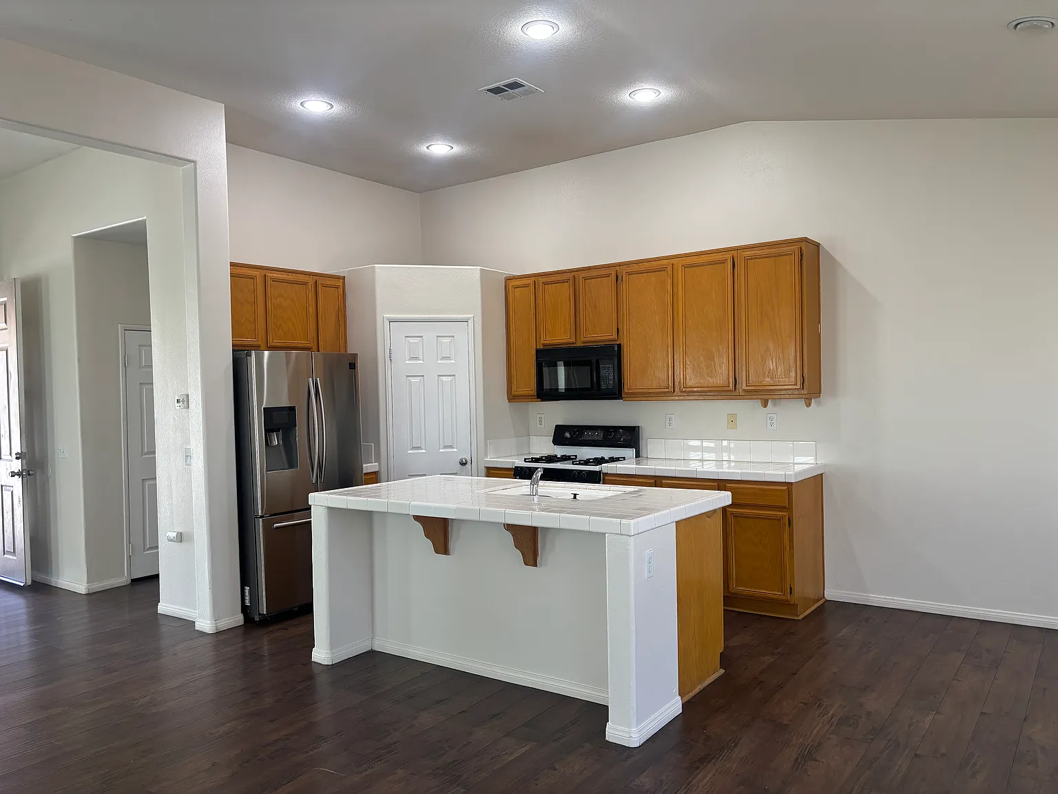 5 bed, 1947 sqft, $2,850 — Photo 4