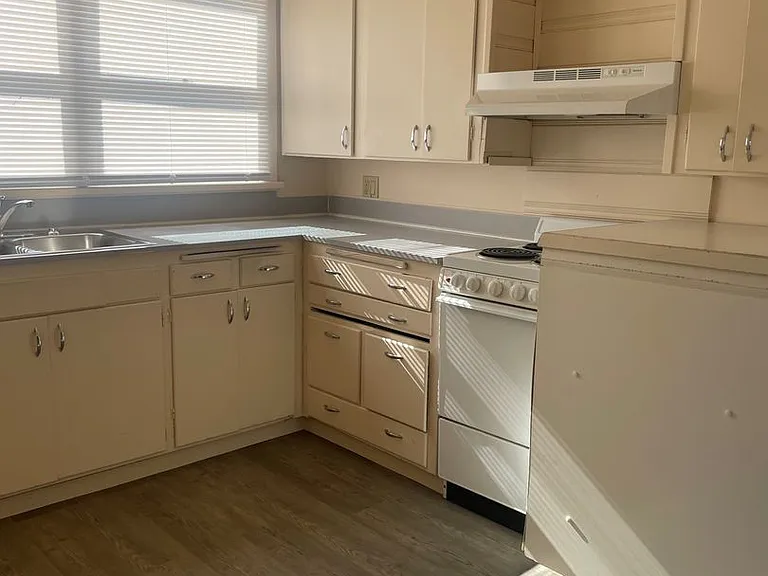 1229 Maple St — Photo 4