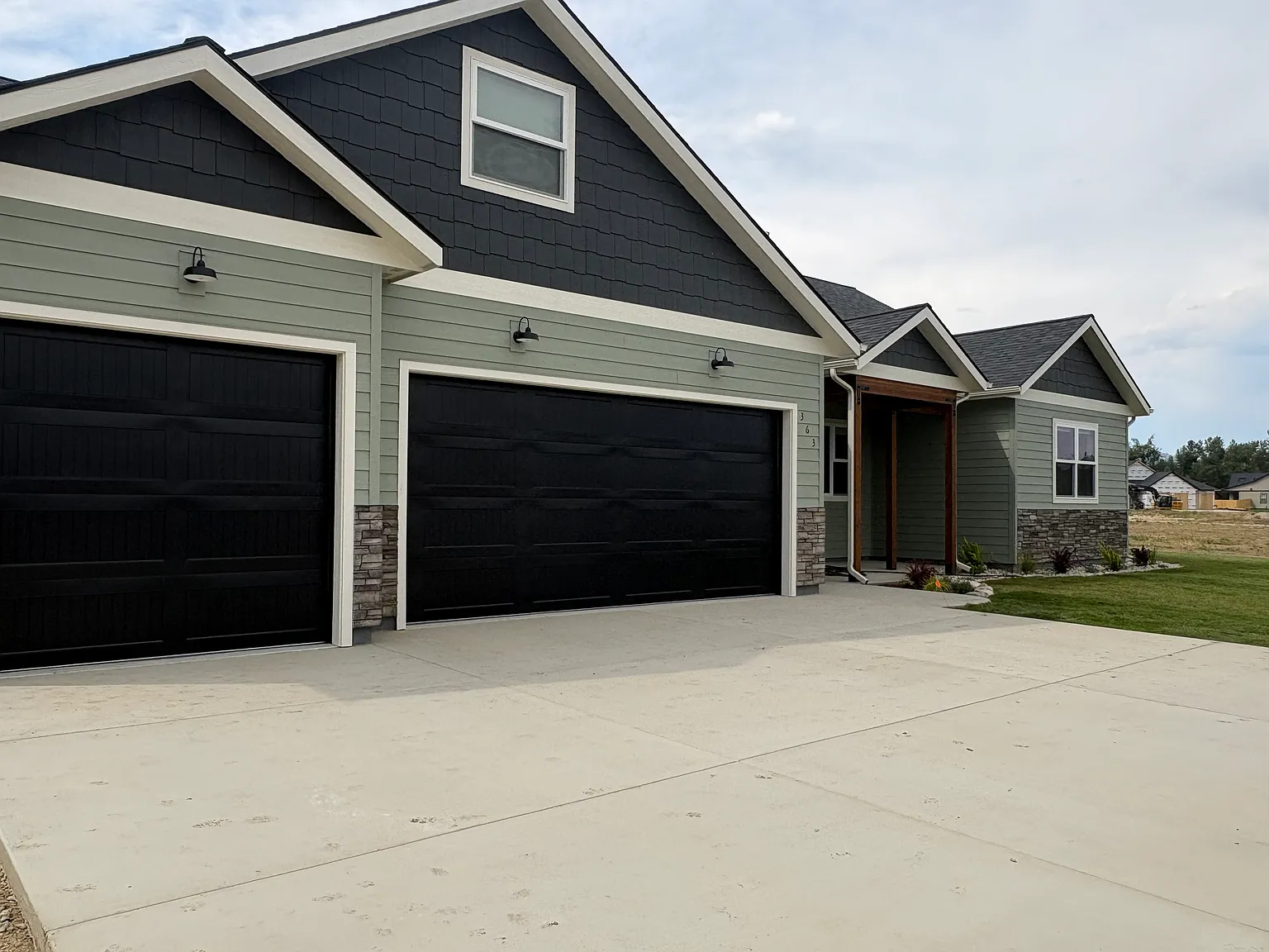 4 bed, 2200 sqft, $2,995 — Photo 2