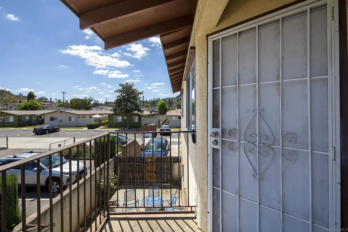 Building Photo - 975 E Washington Ave #EL