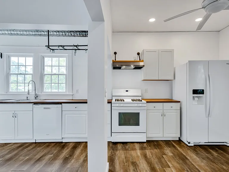 220 E Randall Ave — Photo 12