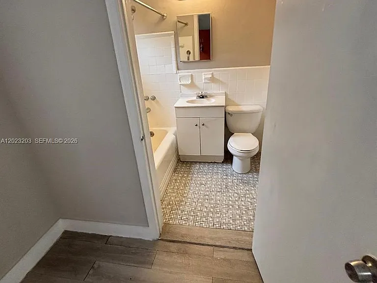 520 SW 4th St #11 — Photo 3