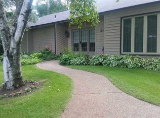 1976 Shaw Woods Dr, Rockford, IL 61107