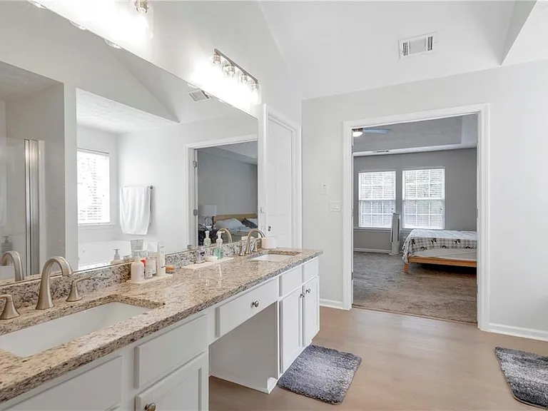 709 Roxholly Ln — Photo 21