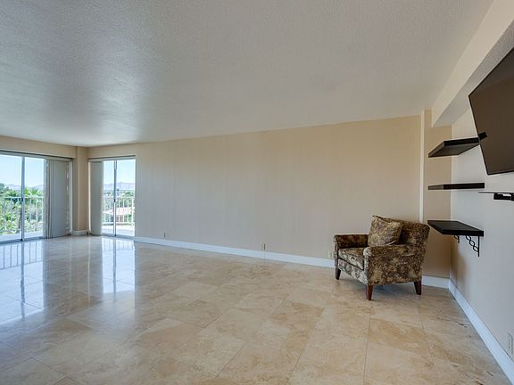 3rd image of 3111 Bel Air Dr Unit 6H