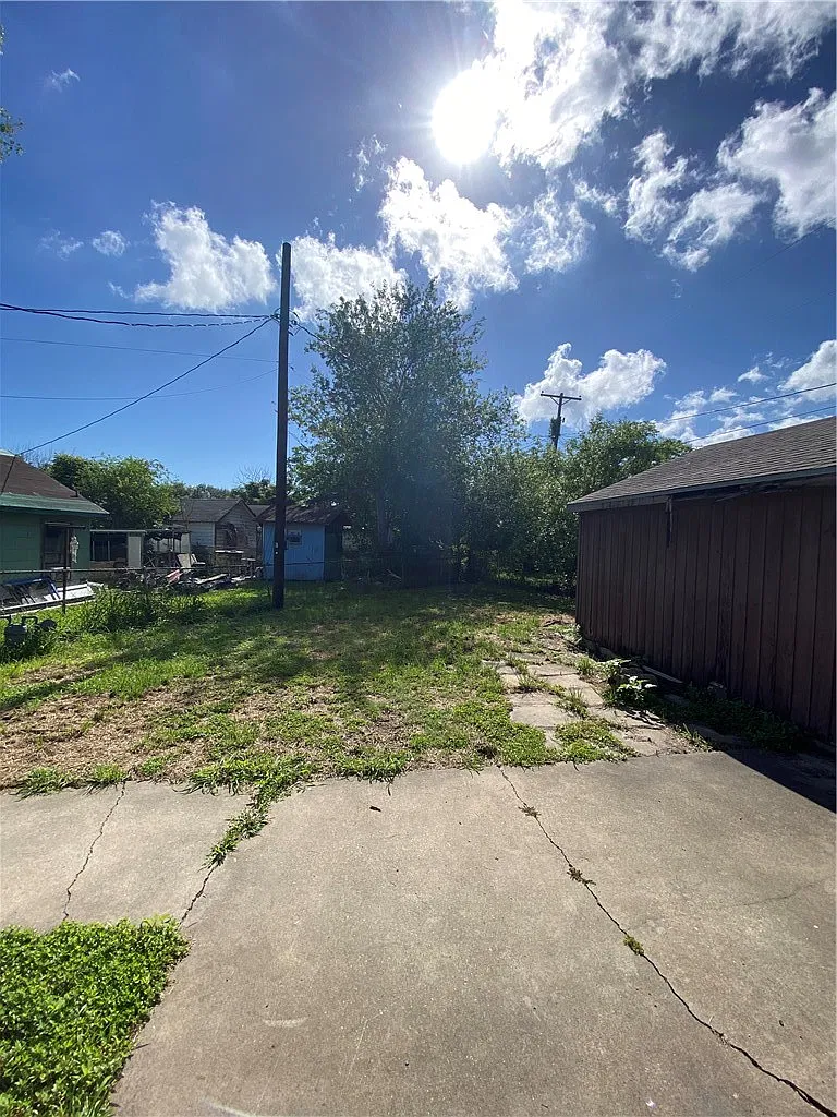 2 bed, 1.0 bath, 1038 sqft, $1,000 — Photo 3