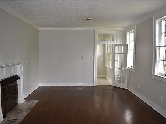 2nd image of 609 Thorn Pl
