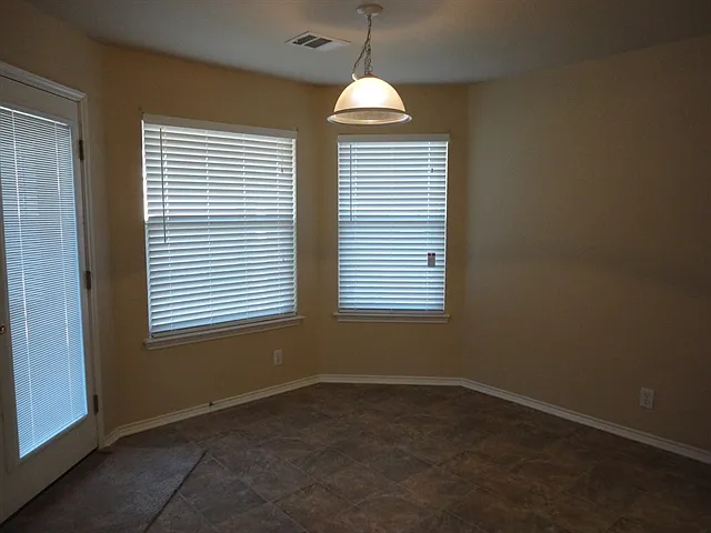 5 bed, 3.0 bath, 3025 sqft, $2,400 — Photo 3