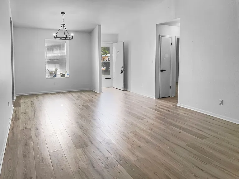 115 Christopher Dr — Photo 4