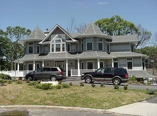 11 Martingale Ct, East Setauket, NY 11733