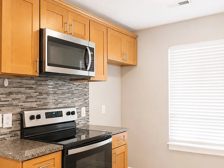 903 W Walnut St #B — Photo 3