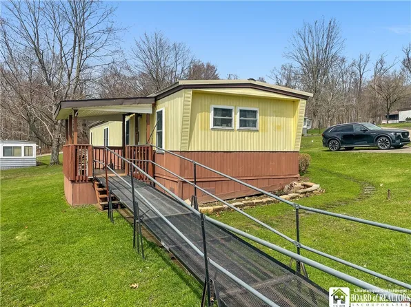 131 Greenhurst Village Dr, Jamestown, NY 14701