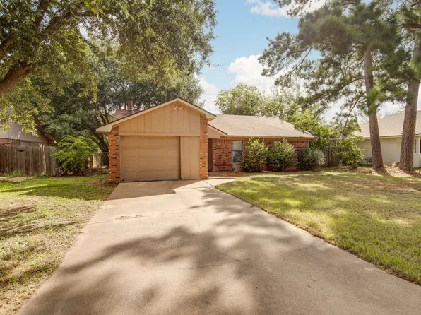 3211 Heatherwood Dr, Bryan, TX 77801