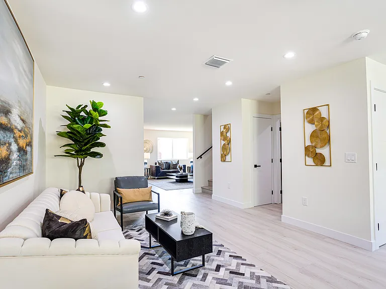1012 S Mollison Ave — Photo 4