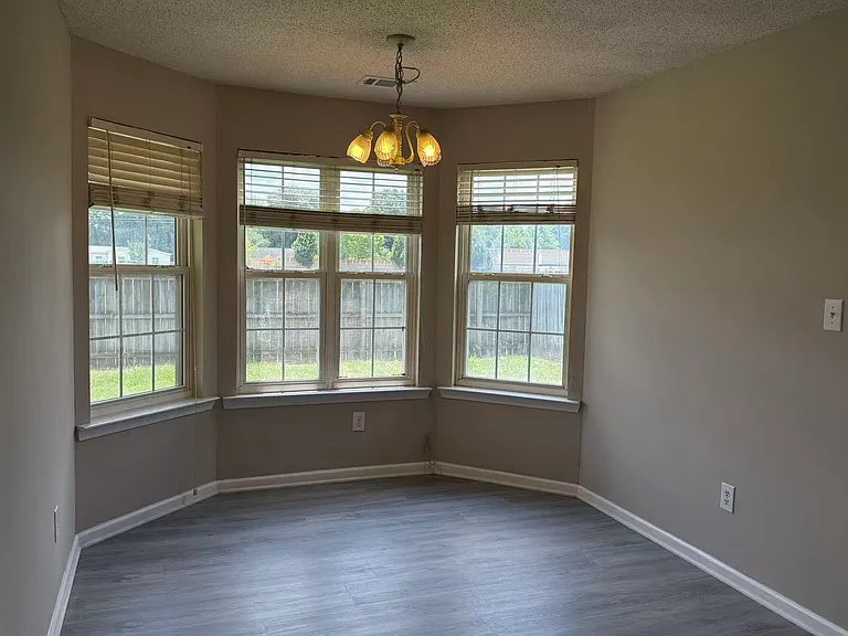 203 Camelot Pl — Photo 6
