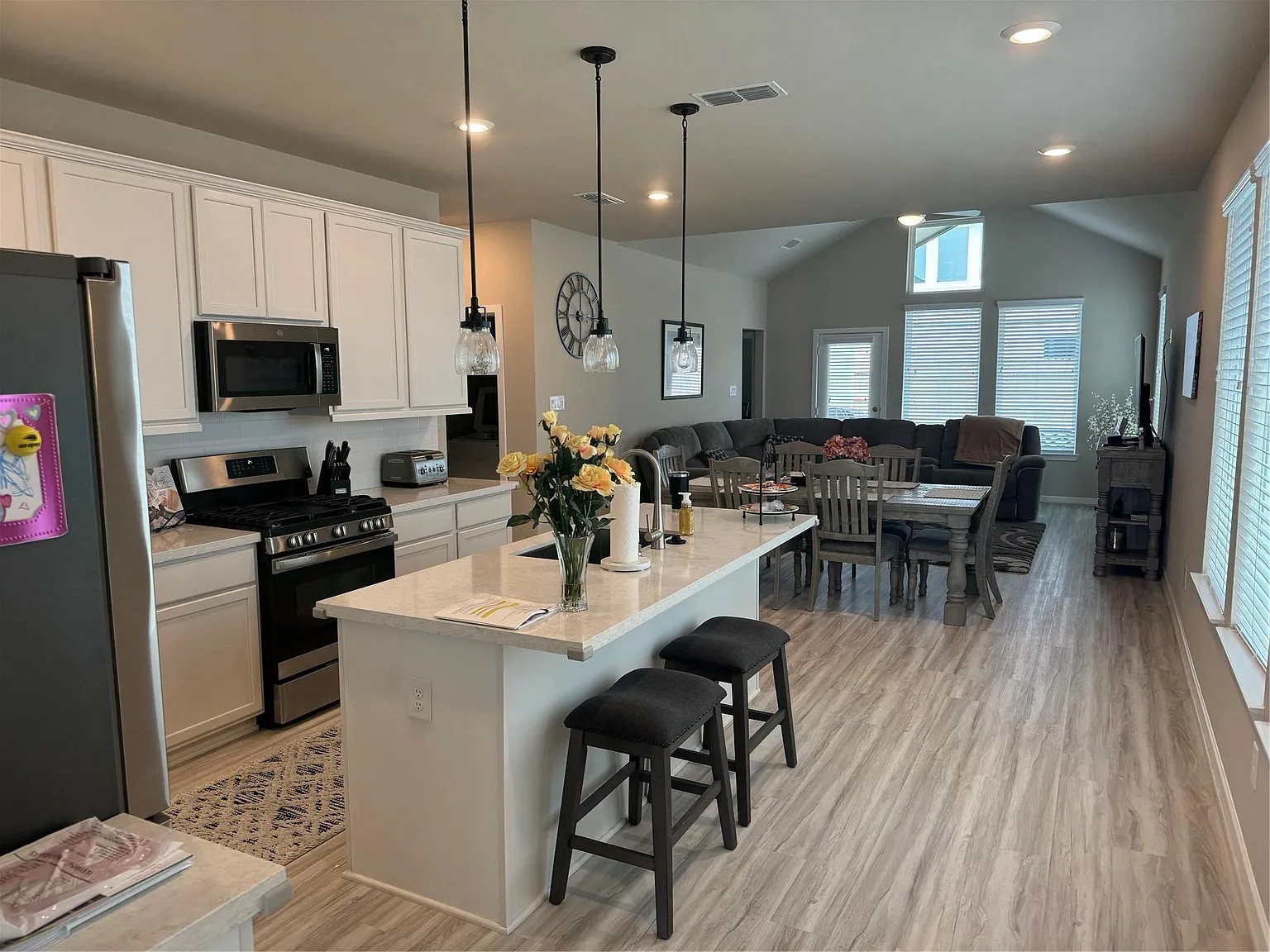4 bed, 3.0 bath, 2421 sqft, $2,750 — Photo 3