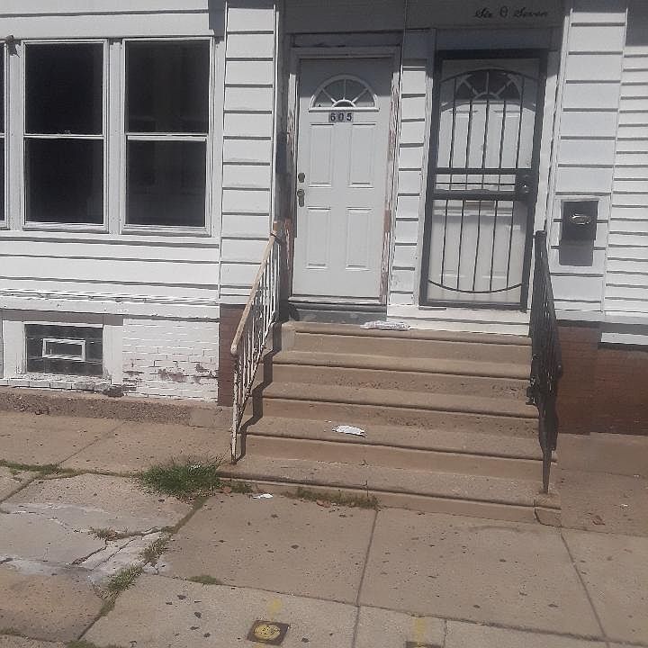 1st image of 605 E Willard St