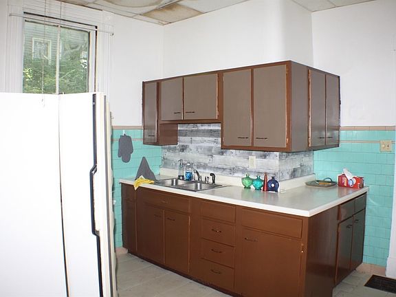 5th image of 281 Oakmont St