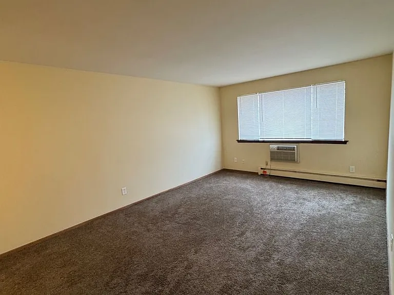 Somerset Apartments — Photo 4