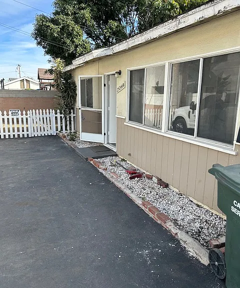 25044 3/4 Oak St — Photo 3